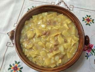 RICETTE TIPICHE FOSSATANE zuppa quadrucci fagioli e patate INGREDIENTI: PER LA PASTA Farina 0 400 gr Uova 4 PER LA ZUPPA Soffritto con sedano carota e cipolla Patate 2 Fagioli 250 gr Olio sale e pepe