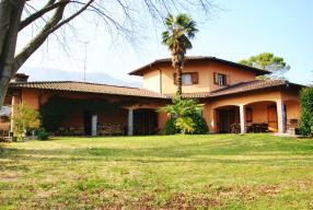 000,00 Classe energetica: C 85,76 MARCHIROLO MARCHIROLO, ampia villa (290 mq.) con giardino. P.