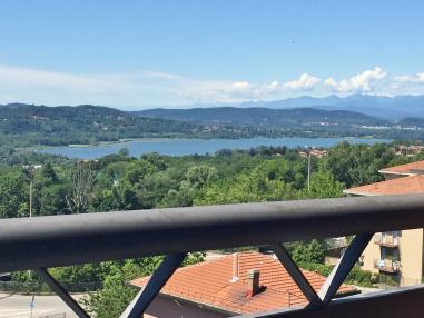 Doppi balconi con spettacolare vista lago di Varese da un lato e Sacro Monte/Campo dei Fiori dall'altro. Box singolo. Classe Energetica: G Ipe 281 Prezzo: 390.000 Spese condominiali: 2.