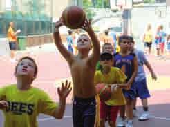 Anche per i più piccoli e soprattutto per i meno appassionati di basket attività alternative organizzate per far divertire i partecipanti durante la giornata.