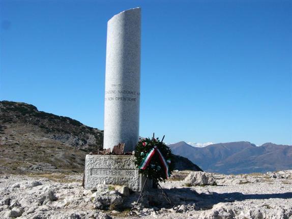 la "Colonna Mozza" simbolo di tutte le vite che si sono "spezzate" a causa della 1 Guerra Mondiale.