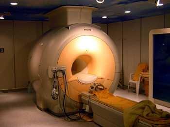 Tomografia a Risonanza Magnetica Nucleare (RMN) E un esame che non si basa sull'emissione di raggi X, come nel caso delle radiografie e della TAC, bensì sull'utilizzo di campi
