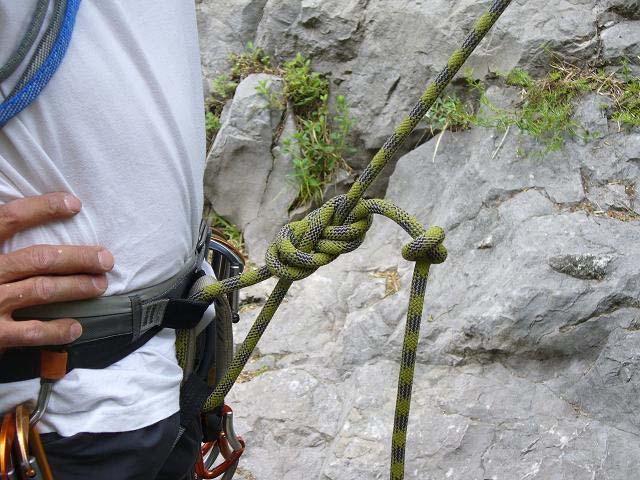 Collegamento della CORDA all'imbrago Chi arrampica (convenzionalmente chiamato primo) collega la corda alla propria imbragatura