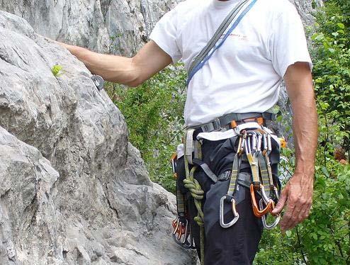 Progressione sul MONOTIRO ARRAMPICATORE O PRIMO Iniziare ad arrampicare portandosi con l'imbrago