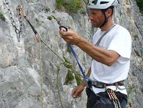 Costruisce una longe, collegando con un nodo bocca di lupo,un cordino o