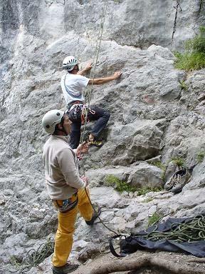 Gestione della ASSICURAZIONE MOULINETTE Manovra che permette di arrampicare con la corda che passa a carrucola sulla sosta, con corda dall'alto.