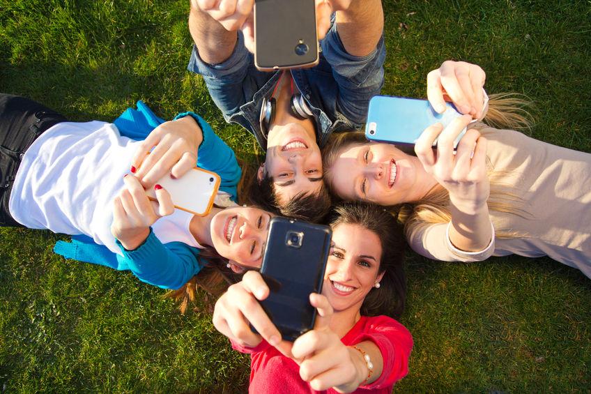 1 Smartphone: la nuova droga degli adolescenti? Non sappiamo più cosa fare, appena torna da scuola si attacca al cellulare e non c è modo di staccarlo.