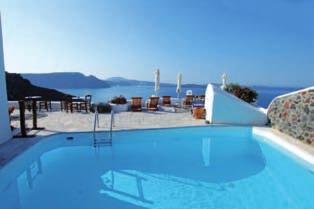 svariate opportunità di trascorrere piacevoli momenti di relax, fra cui la splendida piscina che offre una paradisiaca vista sul mare.