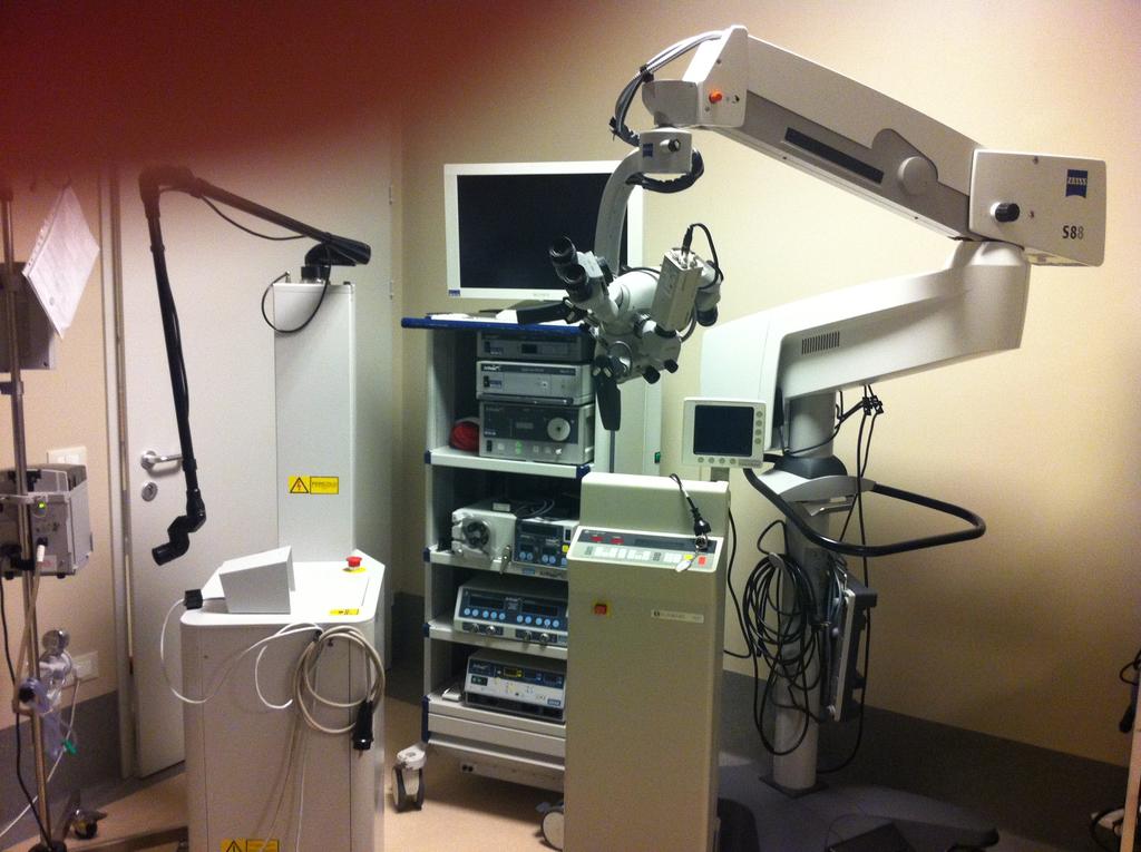 Fig. La strumentazione utilizzata: a destra il microscopio neurochirurgico, in primo piano a destra e a sinistra i due laser, in fondo le ottiche.