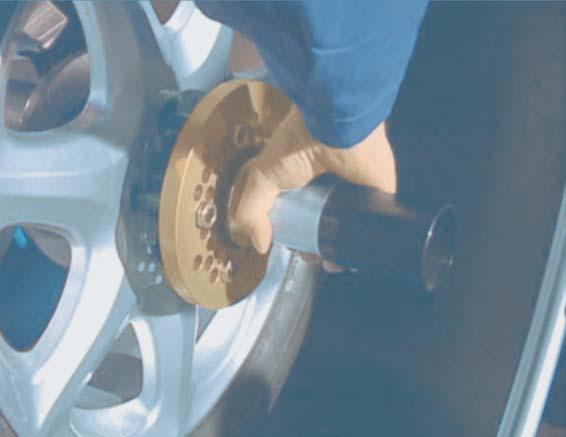 Equilibratrici per ruote geodyna Novità in ogni particolare: un esclusiva Hofmann Dispositivo di serraggio La ruota viene bloccata sulla macchina usando il dispositivo di serraggio brevettato dove,