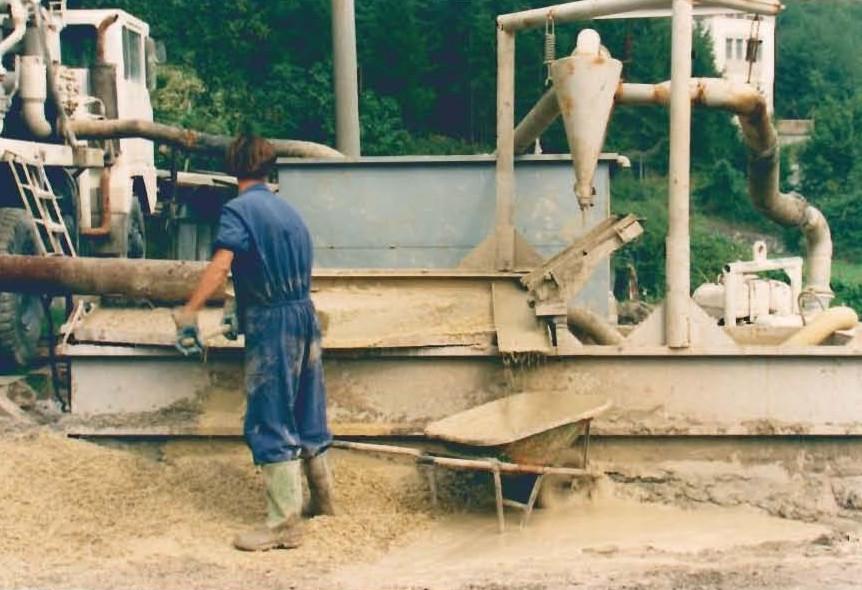 La circolazione del fango Il flusso del fluido di perforazione è a circuito chiuso. La pompa inietta nel foro il fango che ingloba e rimuove all esterno i detriti di perforazione (cutting).