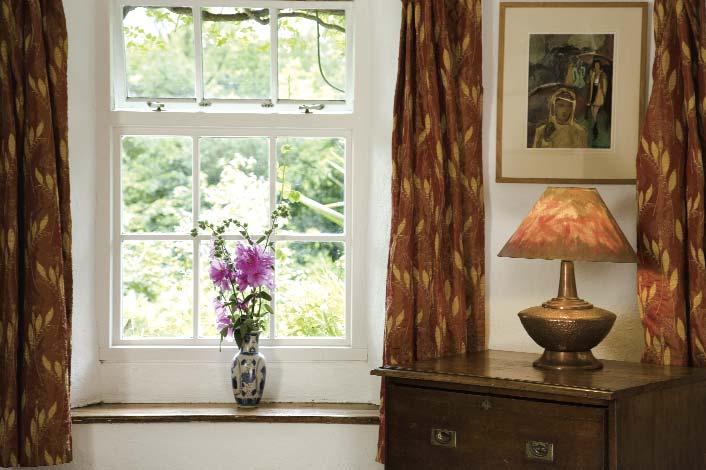 All interno, il cottage è particolarmente intimo ed accogliente, merito anche dei soffitti non troppo alti - come in genere accade nelle vecchie dimore di campagna, per mantenere più a lungo il
