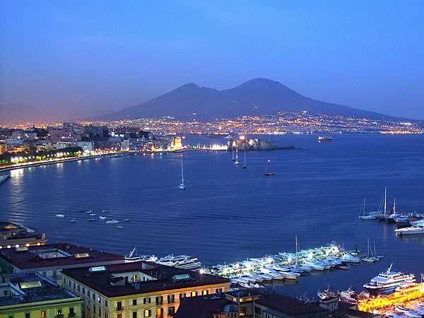 NAPOLI La sua area geografica è la terza più popolosa, nonché la più densamente popolata d'italia. Al centro è dominata dal Vesuvio, a sud e ad ovest si affaccia sul mar Tirreno.