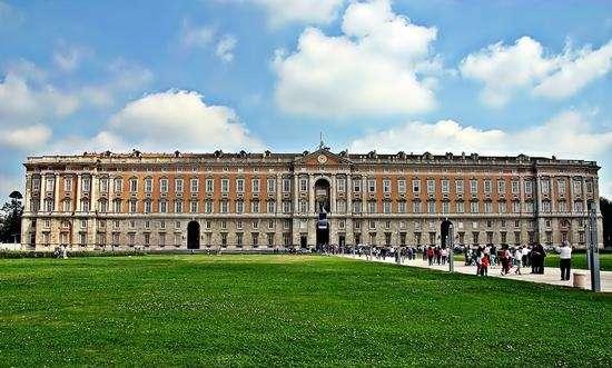 CASERTA Caserta è una provincia di più di 900.000 abitanti.