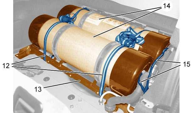 Pagina 7 di 14 Far passare una cinghia (12) sotto al telaio (13) facendola scivolare tra la soglia del bagagliaio (11) e il serbatoio GNV.