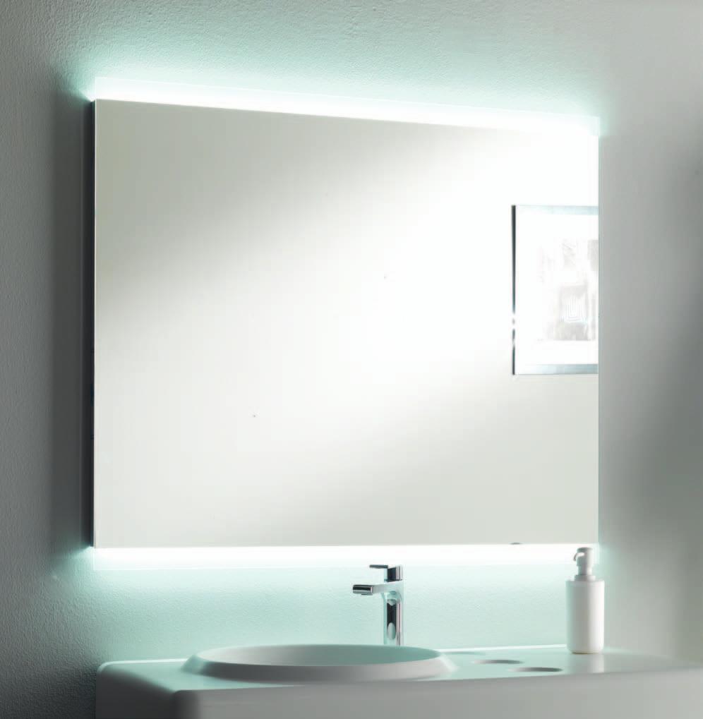 La luminosità di questa specchiera con le sue due fasce impreziosisce ogni ambiente. The brightness of this mirror, with two lighting bands, adorns any environment.