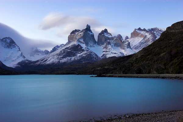 Prima colazione in Hotel e tempo a disposizione, in tempo utile trasferimento in aeroporto e alle ore 15.00 partenza per Santiago con arrivo previsto per le ore 21,45. Pasto a bordo.