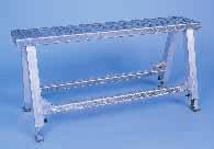 NE05 - Cavalletto in alluminio con quattro piedi. Piattaforma e gradini anti-slittamento. Dimensioni piatt.