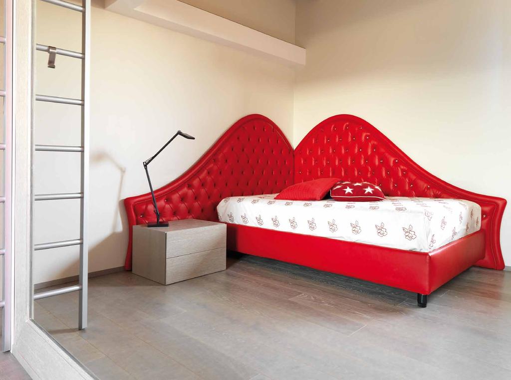 Cameretta colorata e vivace: il letto in pelle rossa si