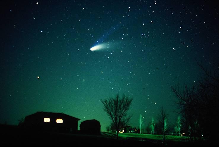 LE COMETE Le comete sono enormi blocchi di polvere e ghiaccio di alcuni chilometri di diametro.