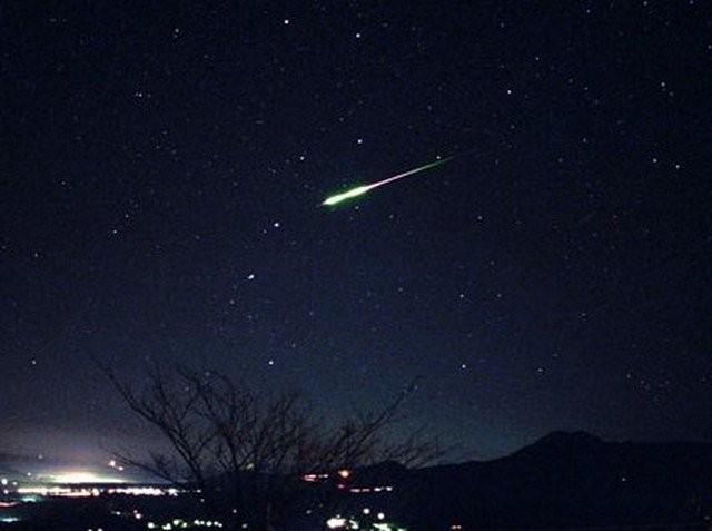 Meteore Definizione: frammenti di comete che entrano dell'atmosfera a velocità di 40-70 km/s Occhio nudo: una stella cadente è un fenomeno