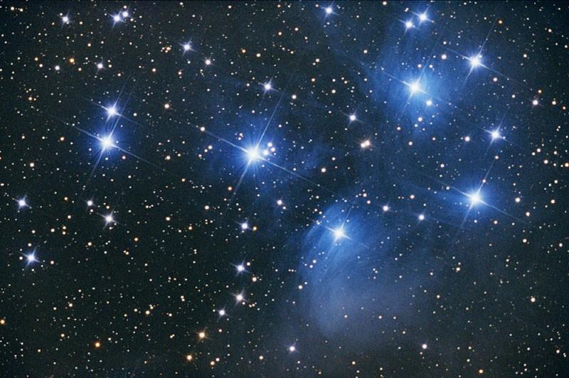 Ammassi stellari Definizione: sono gruppi di stelle molto vicine tra loro; possono essere aperti (giovani,