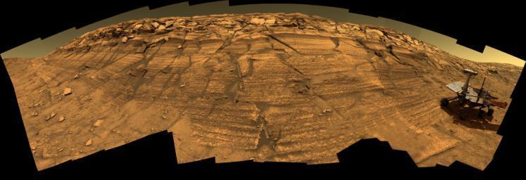 Il suolo di Marte visto dal robot Spirit Cratere Endurance. Mosaico di immagini dall'interno del cratere Endurance riprese da Opportunity.