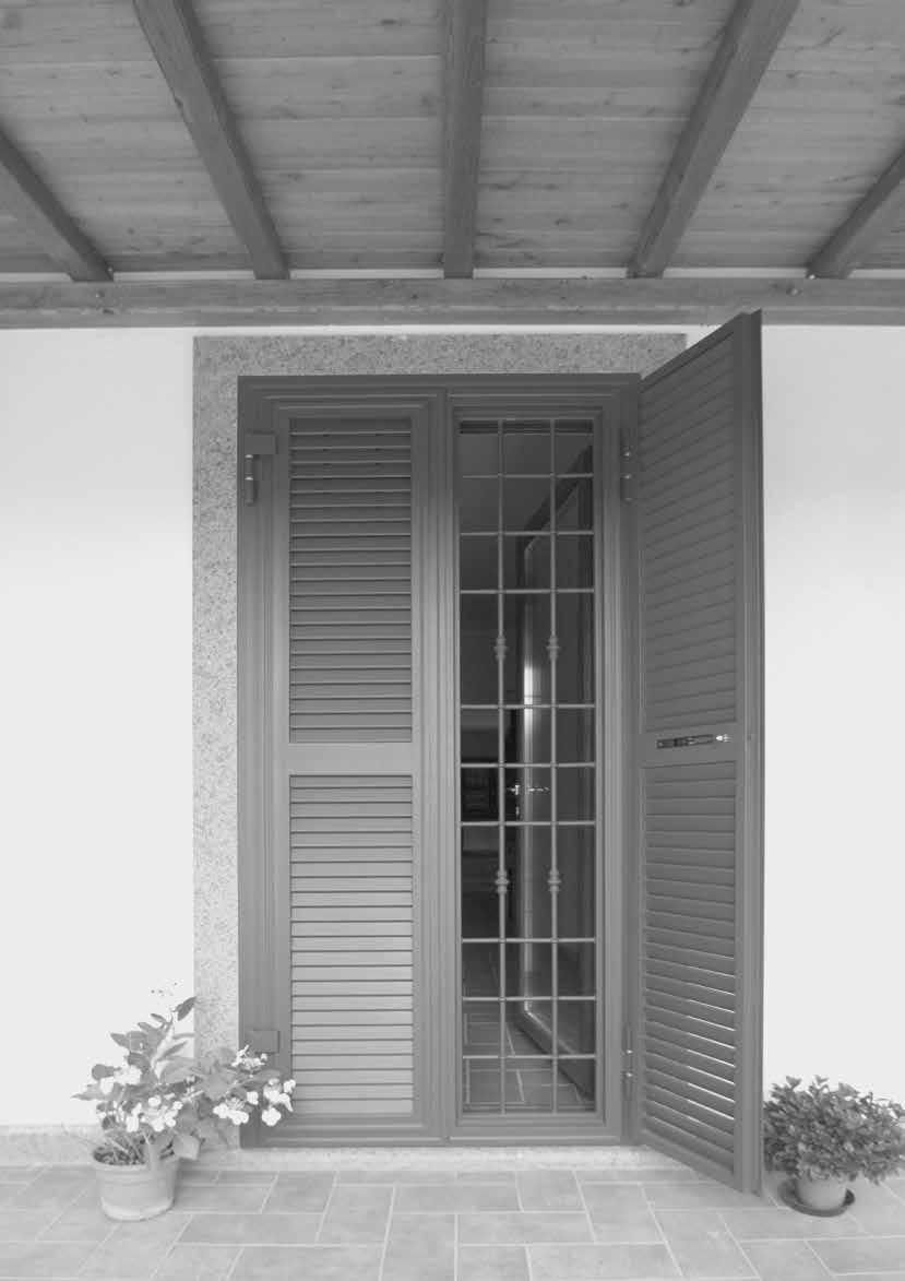 2.4 PERSIANE BLINDATE Le persiane blindate Muralisi in ferro sono fortemente prestanti e adattabili sia a finestre che portefinestre, rappresentando un efficace protezione.