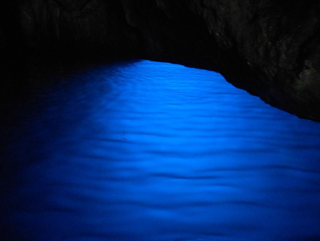 A circa 12 km da Palinuro, MARINA DI CAMEROTA, è un altro tesoro della riviera cilentana ; qui sostiamo nell area IL COLOMBIANO, in Via Sirene dalla quale, con una comoda passeggiata, si scende alla