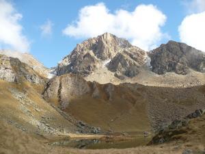 Dal Colletto del Robinet, l itinerario del Giro prosegue sul sentiero 341 che scende il vallone del versante Val Chisone, fino all ampio terrazzo glaciale (sorgente stagionale nel terreno) e affronta