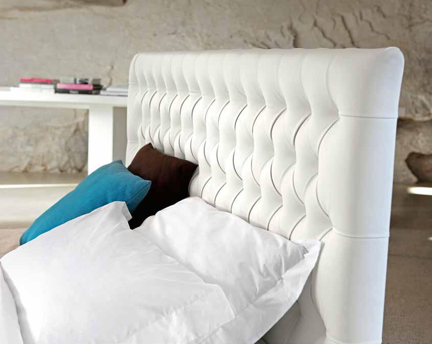 Nella versione High la testata del letto diventa più alta di 24 centimetri, raggiugendo quota 125 cm. Questi volumi abbinati alla lavorazione capitonnè creano un letto di grande importanza.