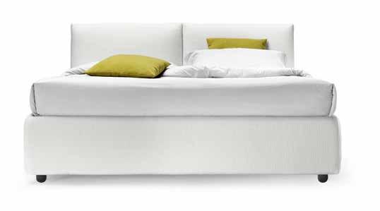 In versione Singolo e da una piazza e mezza il cuscino diventa unico. It Interprets the textile bed in a modern way, combining simplicity of design with large padded surfaces.