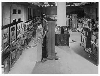 Motivati principalmente da esigenze belliche i primi grandi calcolatori elettronici a valvole furono realizzati dalle maggiori potenze in conflitto nel corso degli anni 40. Presper Eckert Jr.
