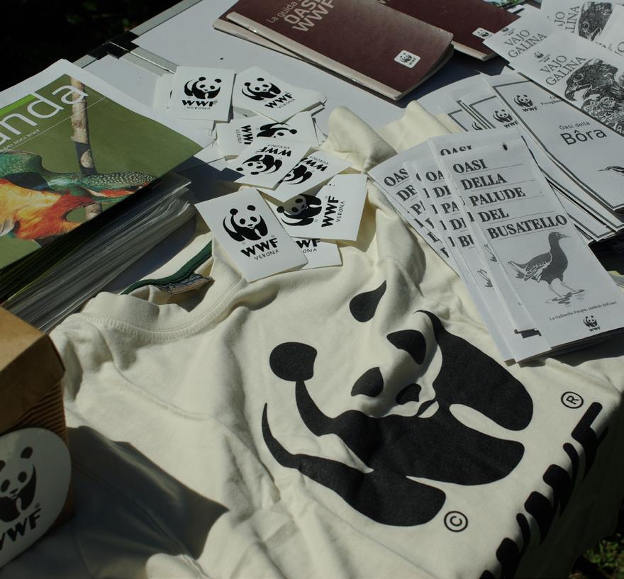 Gerald Watterson, ambientalista e artista, creò una serie di bozzetti di panda che il fondatore del WWF Sir Peter Scott sviluppò nella prima versione del logo conosciuto oggi in tutto il mondo.
