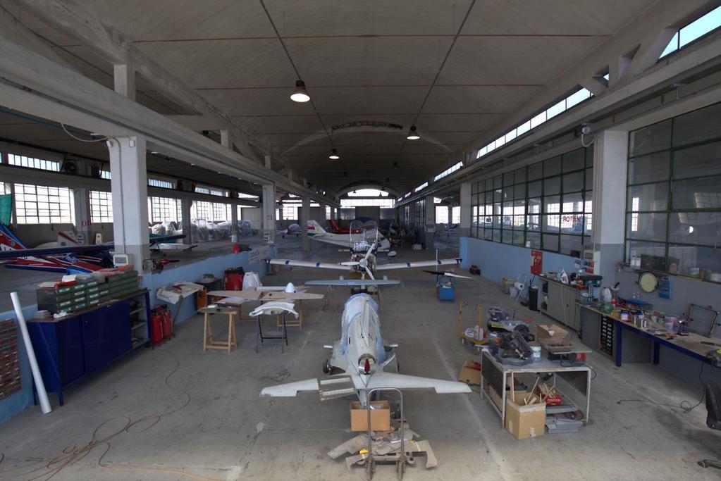 2. Hangar e Officina Manutenzione L officina, cura la manutenzione e il rimessaggio dei velivoli della scuola, è ubicata presso ULM POINT nel perimetro aeroportuale all interno di un hangar collegato