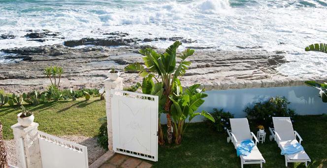 Situata a poche centinaia di metri da una tra le più belle spiagge di sabbia della Sicilia orientale, la residenza si affaccia su una bassa scogliera, regalando agli ospiti un contatto unico