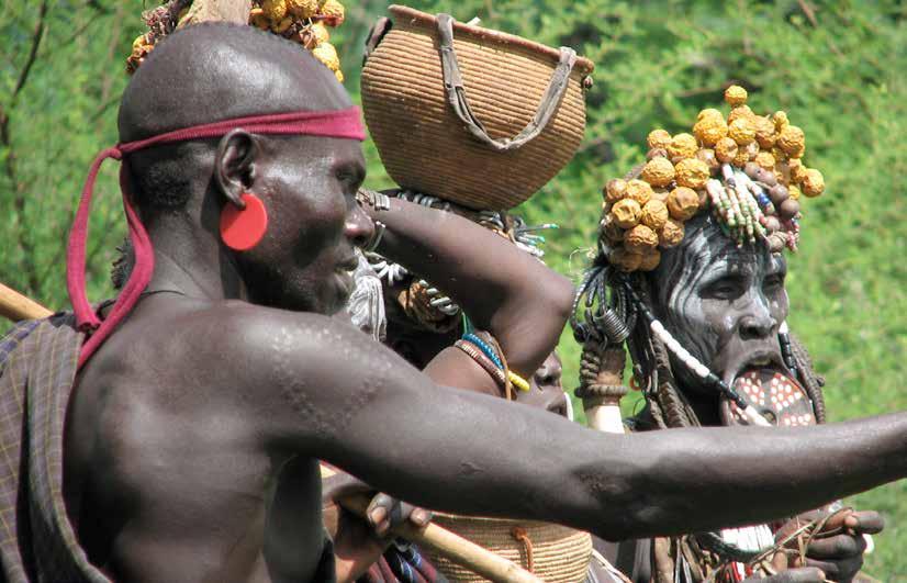 Usanze in pratica ancora oggi, come il disco labiale sfoggiato dalle donne Mursi e Surma, nate con lo scopo di renderle meno belle e abbassarne il valore durante la