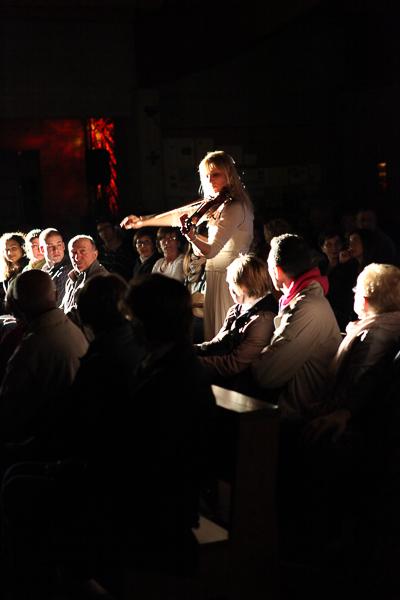 SAULE KILAITE Violinista solista-performer di origine lituana. Il suo stile fonde il mondo della musica classica con quello della tradizione etnica e moderna.