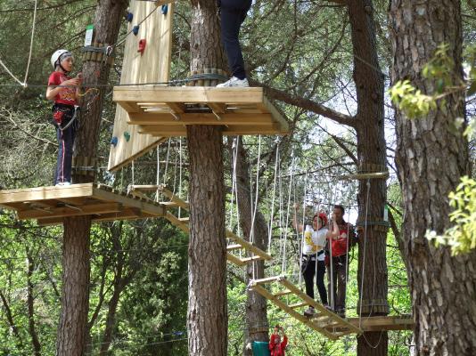 Si tratta di un nuovo modo di trascorrere un giorno all aria aperta, con percorsi realizzati mediante passaggi aerei tra gli alberi, posti a varie altezze grazie a piattaforme in legno sospese ed