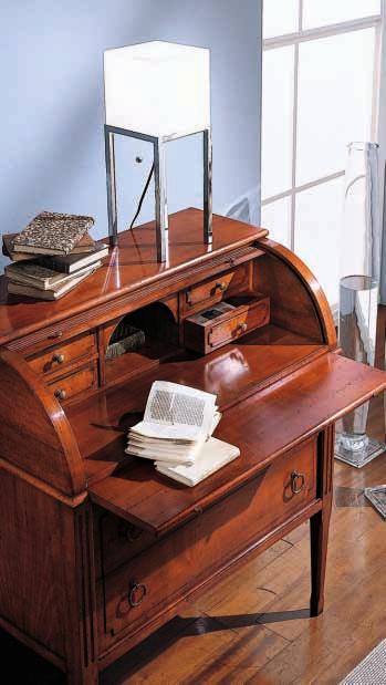 Schreibtisch mit 3 Rolltüren, ausziehbarem Fach, 1 grossem und 2 kleinen Schubladen.