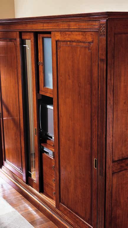 Schrank mit Schiebetüren: 2 aus Holz und eine Spiegeltür in der Mitte und GRAVIERTER PILASTER.