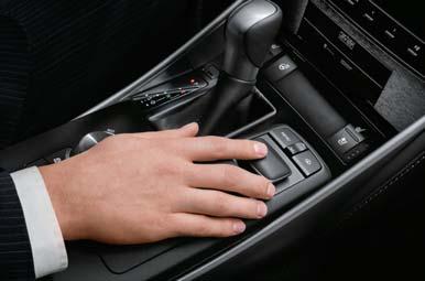 COMANDI SENSIBILI AL TOCCO Per la prima volta su una Lexus, i controlli elettrostatici permettono di regolare la temperatura all