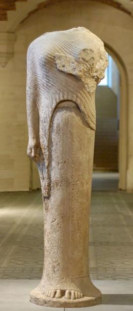 La statua, come gli altri kouros, ha il sorriso dedalico, un'espressione del volto abbandonata nel periodo classico con lo stile severo.