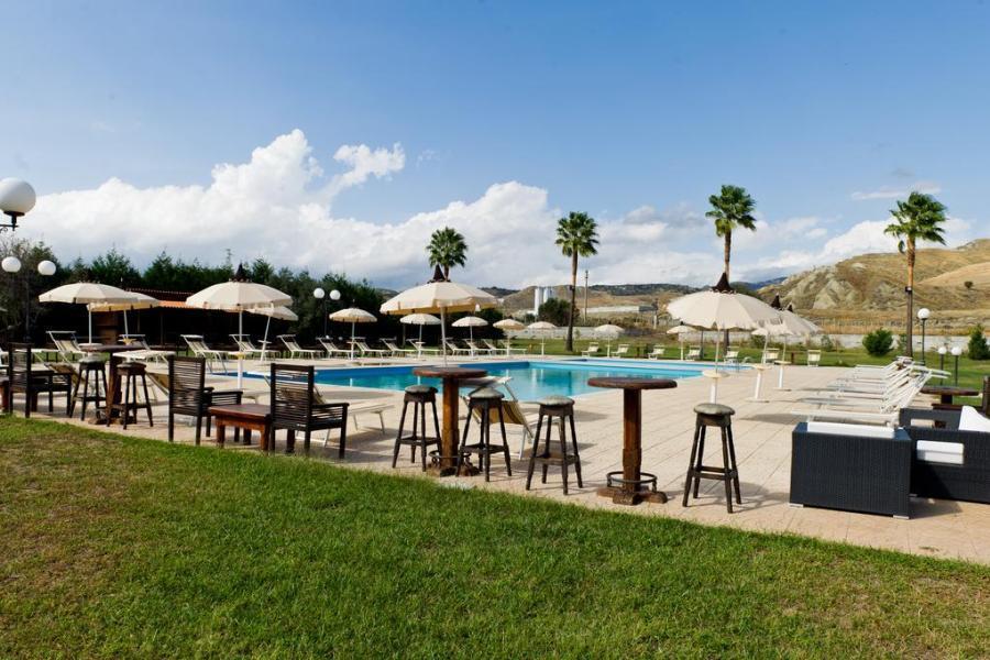 Il prestigioso hotel resort a 5 Stelle, aperto tutto l anno, dispone di 60 camere dotate di ogni comfort, 2 piscine all aperto, adulti e bambini, bar e palestra con attrezzatura Technogym.