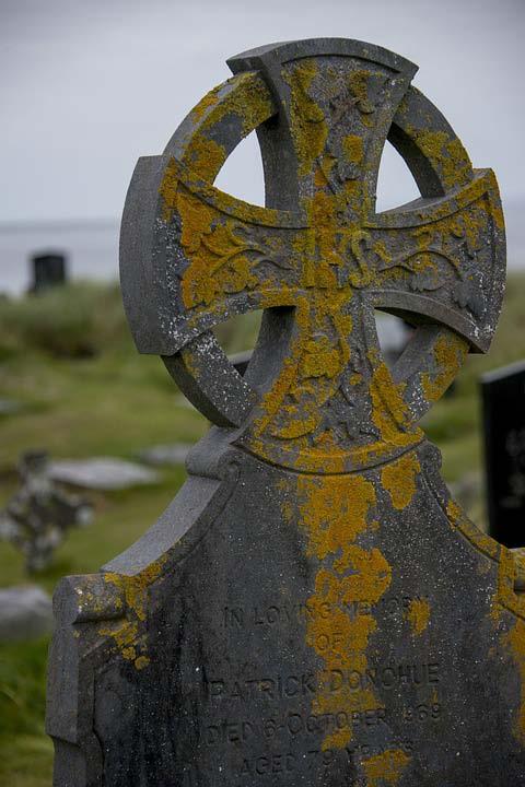 Si attraverserà il Burren (dall Irlandese Boireann luogo roccioso ) affascinante regione carsica dove l acqua, scorrendo in profondità, ha creato grotte e cavità sotterranee.