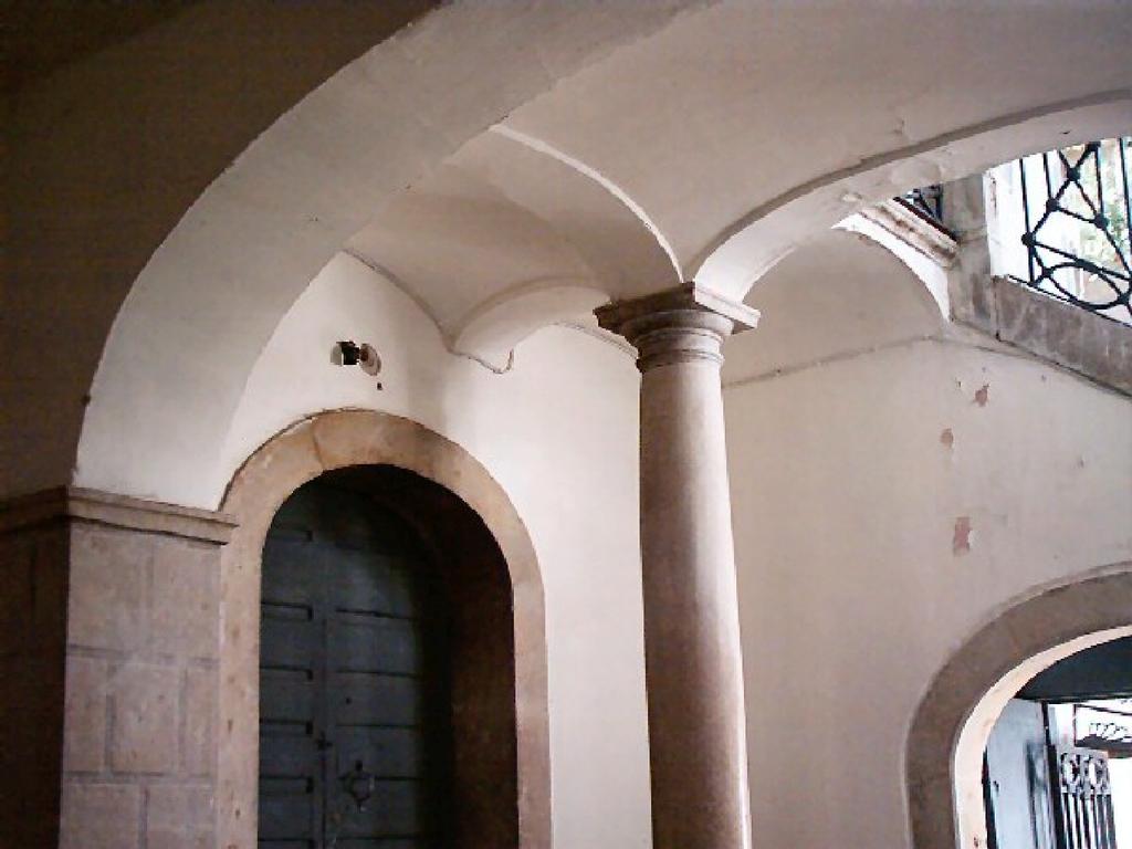 FOTO 2 - PALAZZO ZAMPARELLI: PARTICOLARE COLONNATO E ARCATE Chiesa di San Leucio Vescovo Della Chiesa si fa menzione in un atto del 1085 come intitolata a San