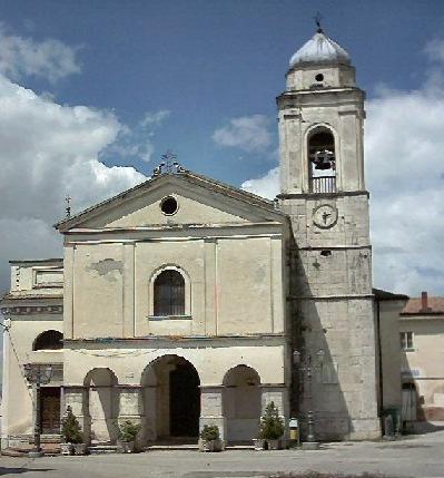Nel 1698 la chiesa fu ricostruita dalle fondamenta dopo il devastante terremoto del 5 giugno 1688 e consacrata dall Arcivescovo Orsini, poi Papa Benedetto XIII.