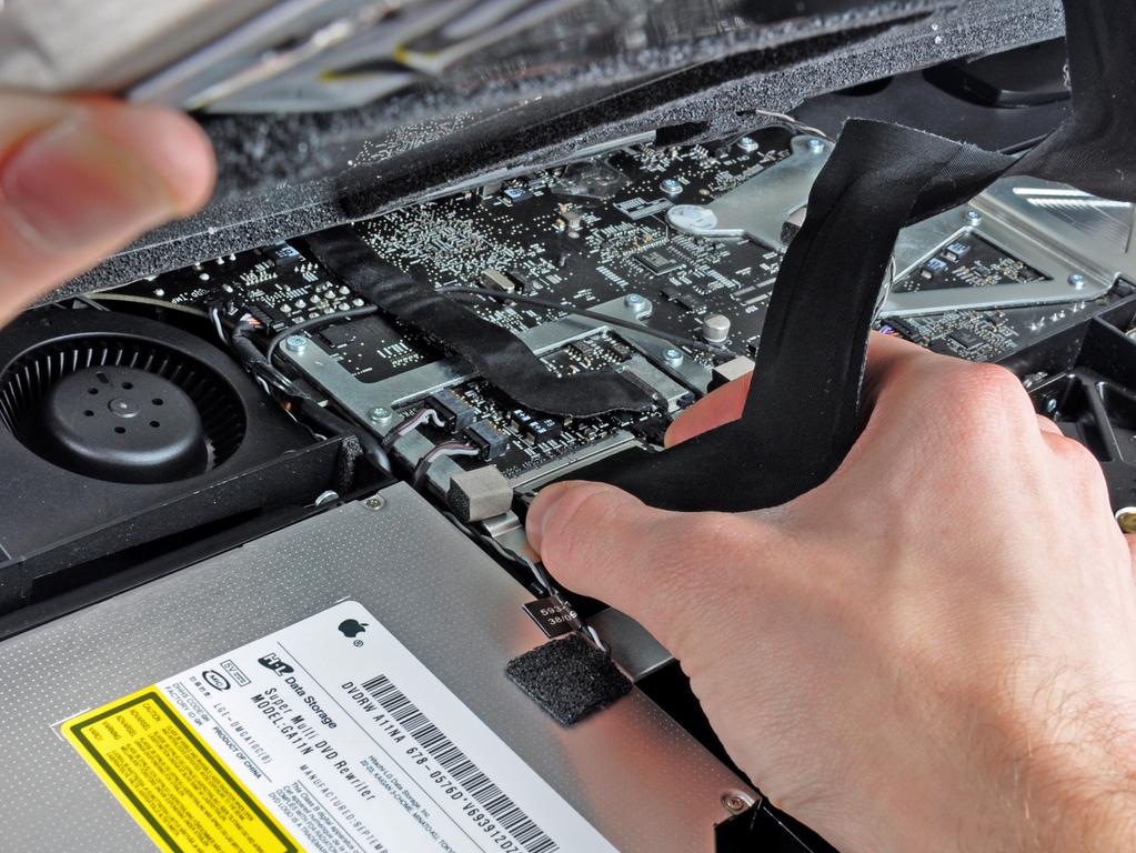 Installazione secondo SSD Passo 7 Premere le due alette del connettore del cavo dati del display