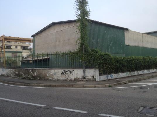 AO.203 SEGURO (MI), frazione SETTIMO MILANESE - Vendita di un area con capannoni Veduta esterna del capannone È in vendita un area produttiva situata a Seguro, in via Galvani, 11/13, che è