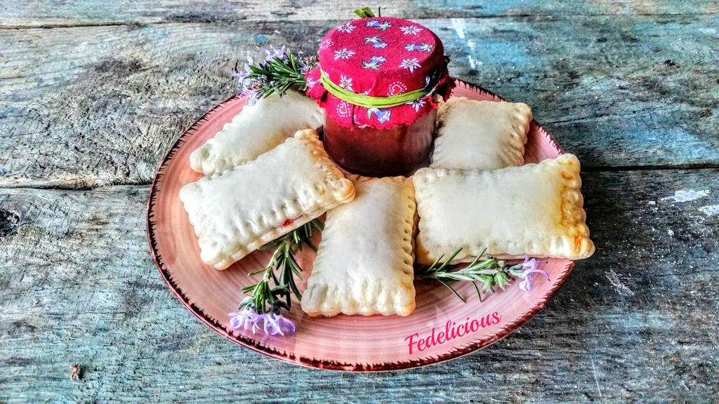 Fagottini dolci di Marmellata alle ciliege e Rosmarino Non credereste mai che l unione della marmellata di ciliegie e il rosmarino possa creare un dolce così buono, un matrimonio di sapori perfetto,